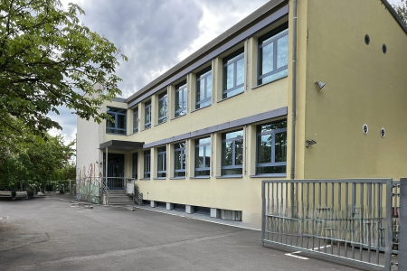 Das Schulhaus der Leonhard Frank Schule in Rottenbauer