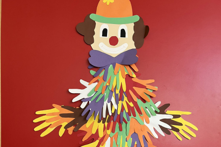 Ein Deko-Clown der Leonhard Frank Schule